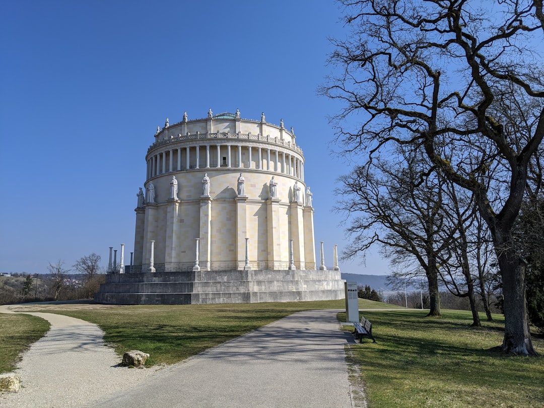 Befreiungshalle in Kelheim mit Park und Wegen
