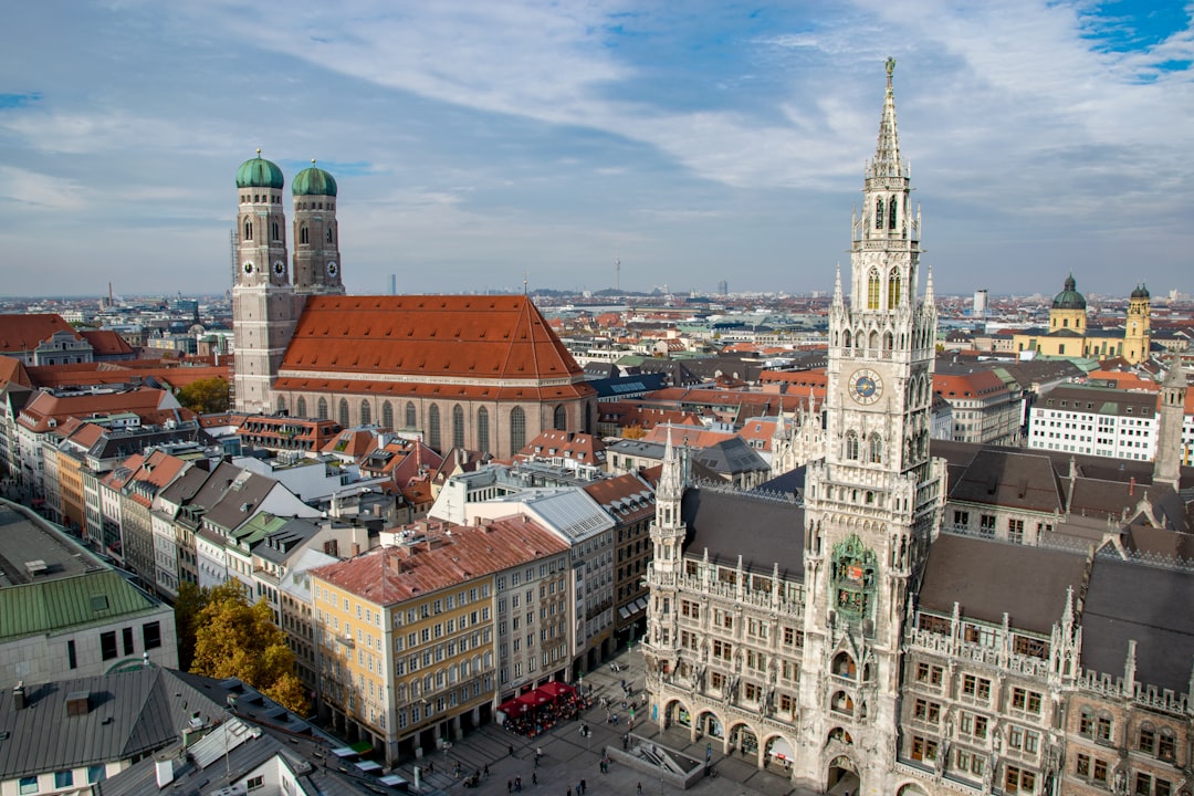 Blick auf das Münchner Rathaus, den Marienplatz und die Frauenkirche